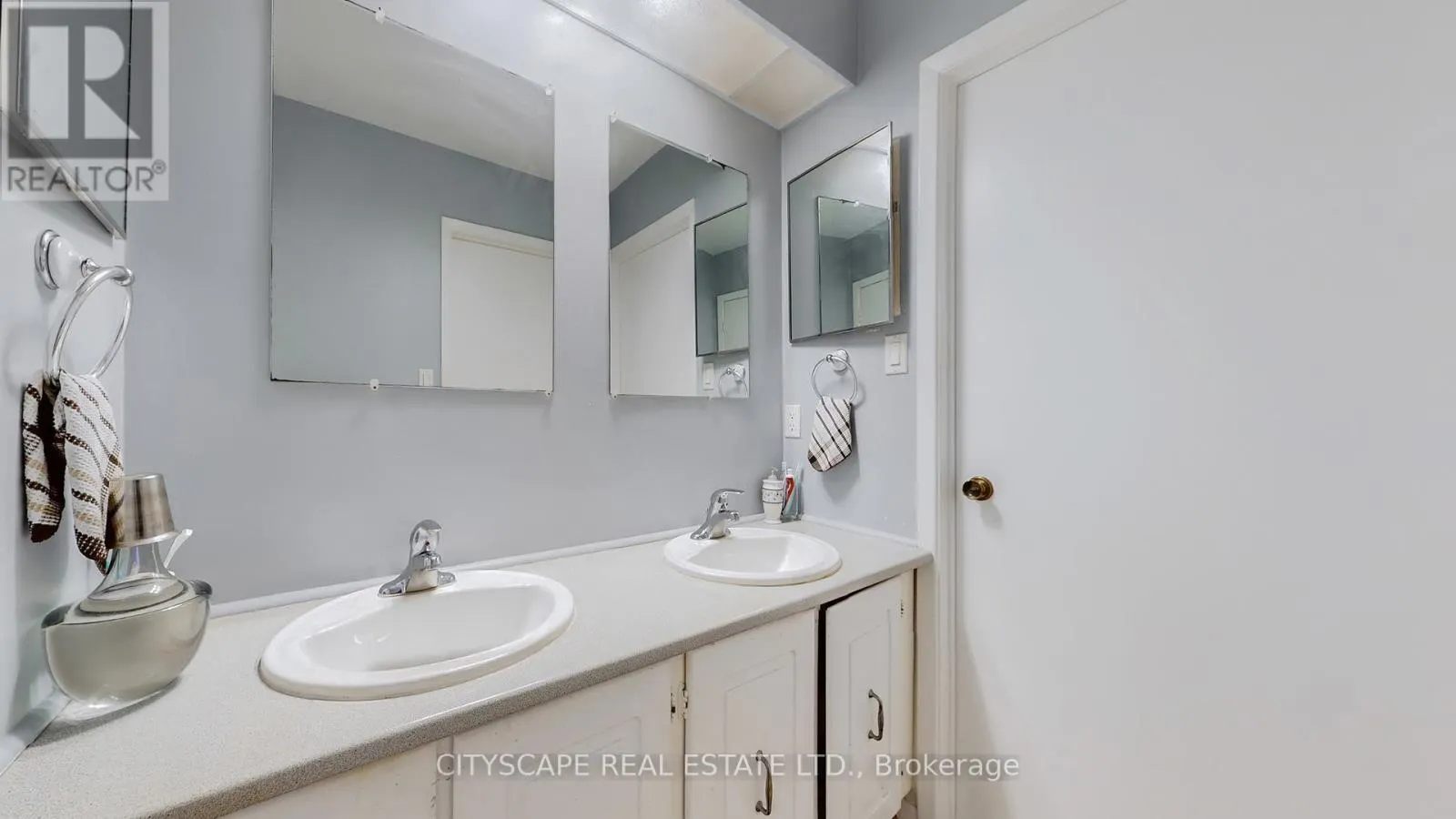 6 - 2701 AQUITAINE AVENUE