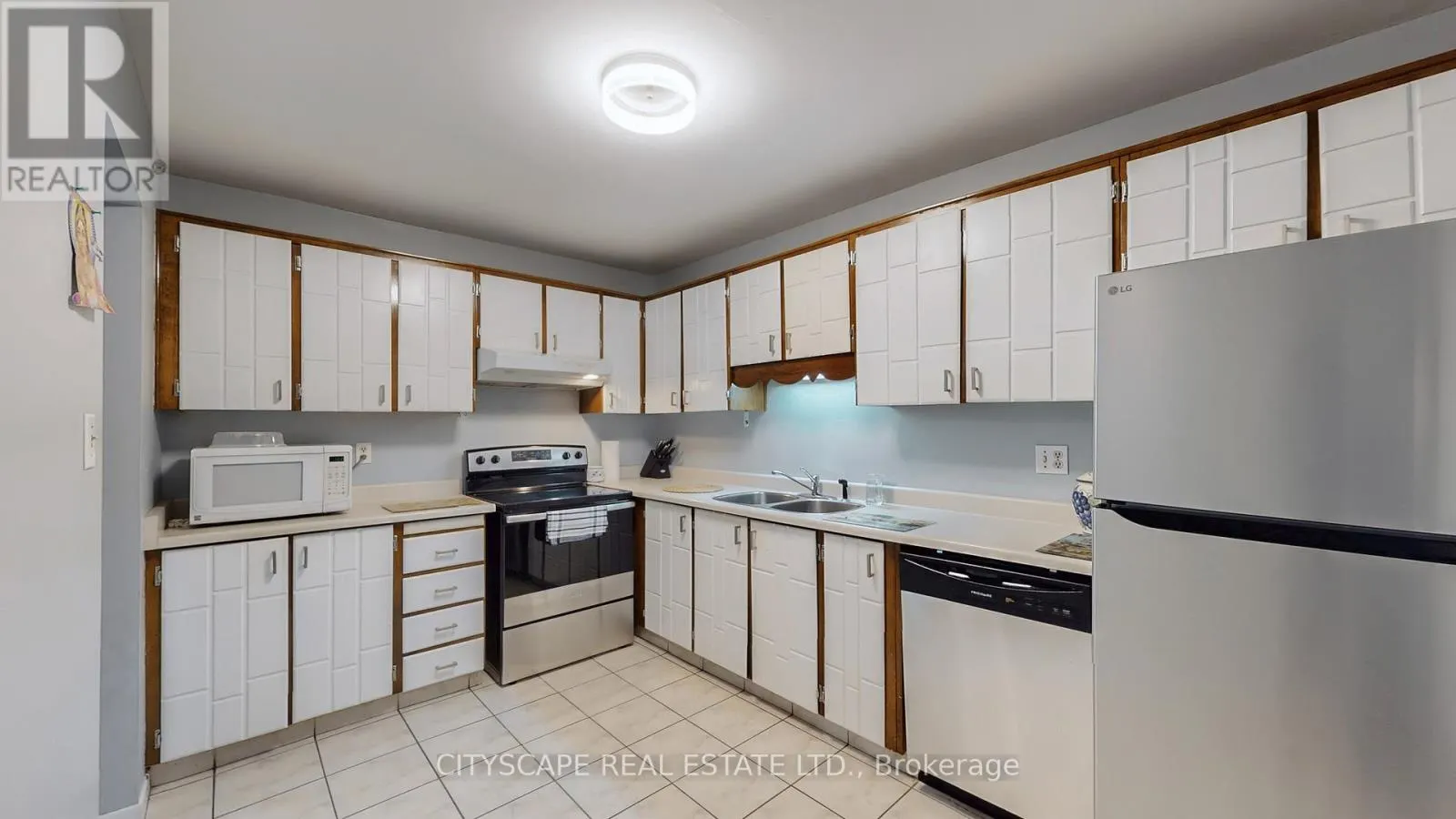 6 - 2701 AQUITAINE AVENUE