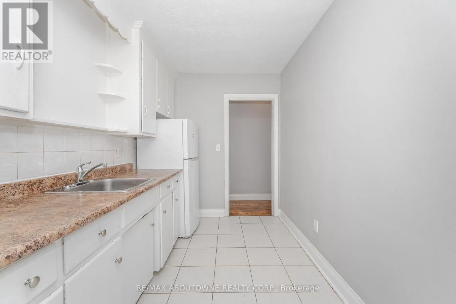 3 - 1031 CHURCHILL AVENUE E