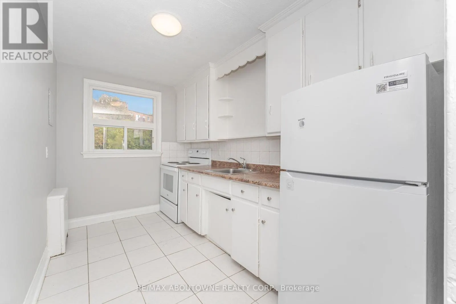 3 - 1031 CHURCHILL AVENUE E