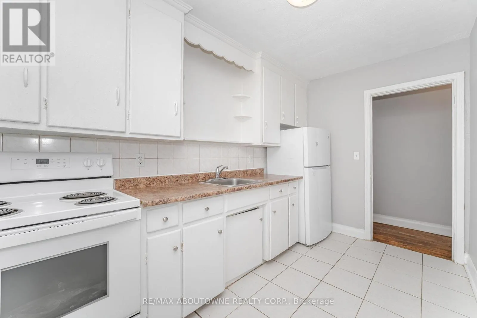 3 - 1031 CHURCHILL AVENUE E