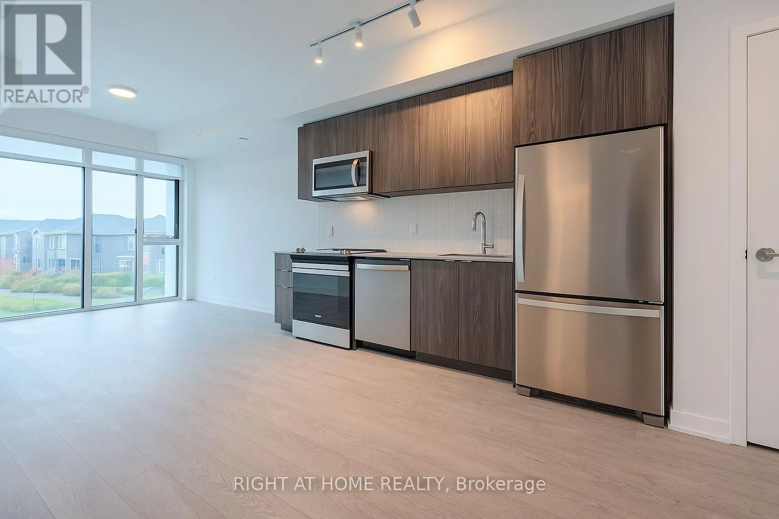 215 - 720 WHITLOCK AVENUE