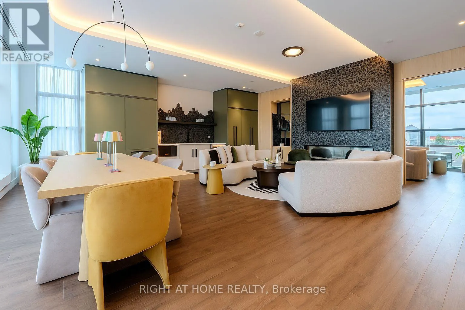 215 - 720 WHITLOCK AVENUE