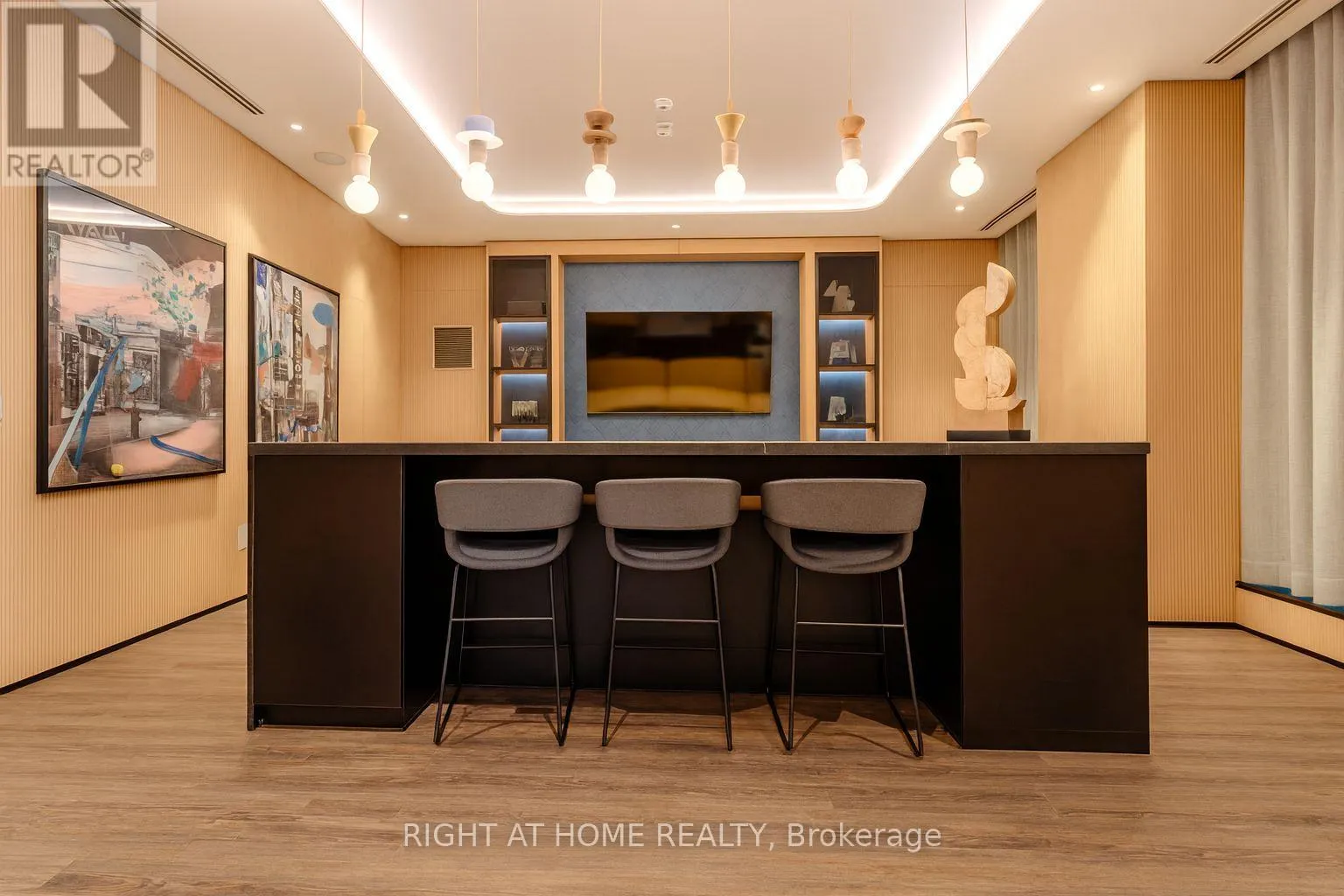 215 - 720 WHITLOCK AVENUE