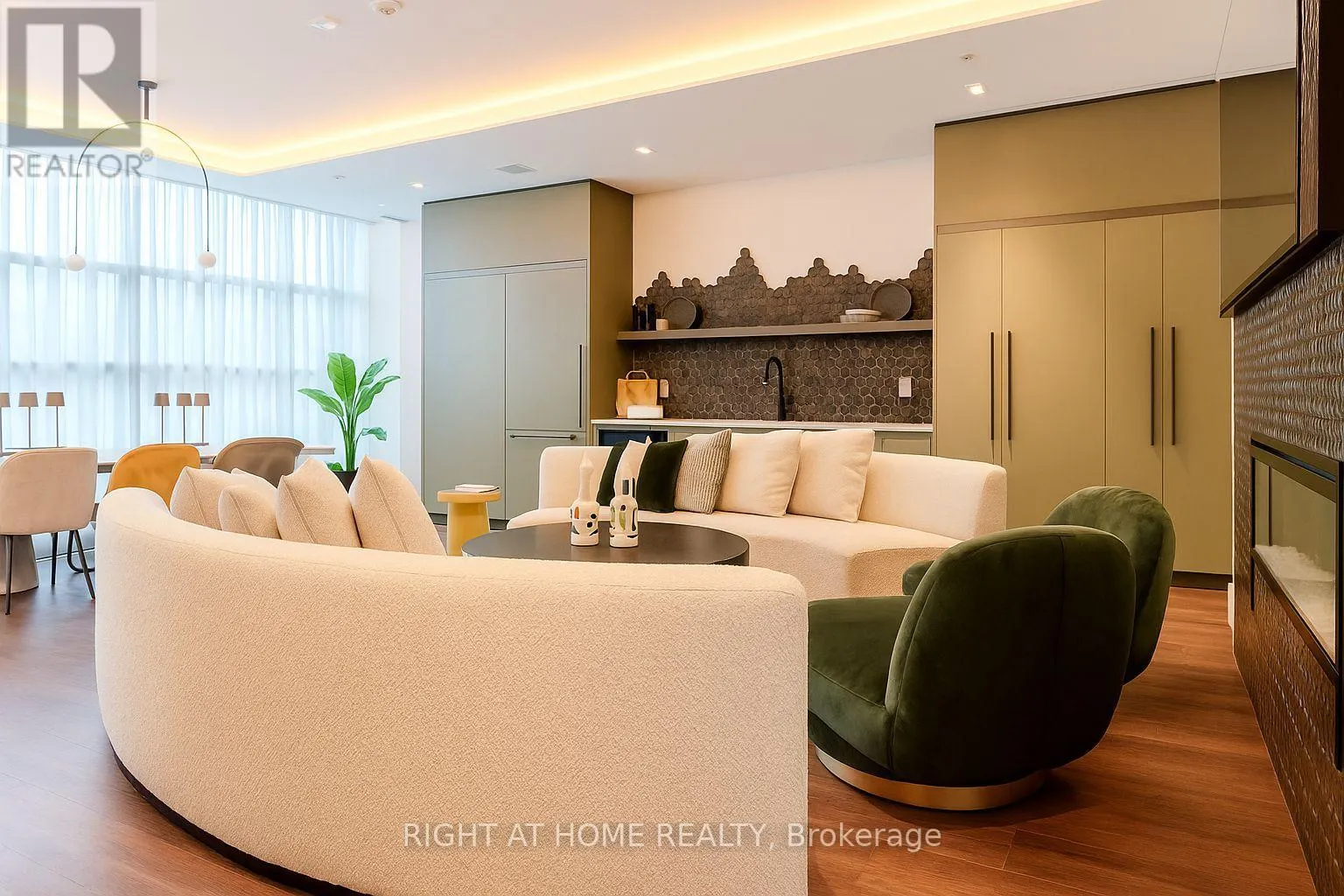 215 - 720 WHITLOCK AVENUE