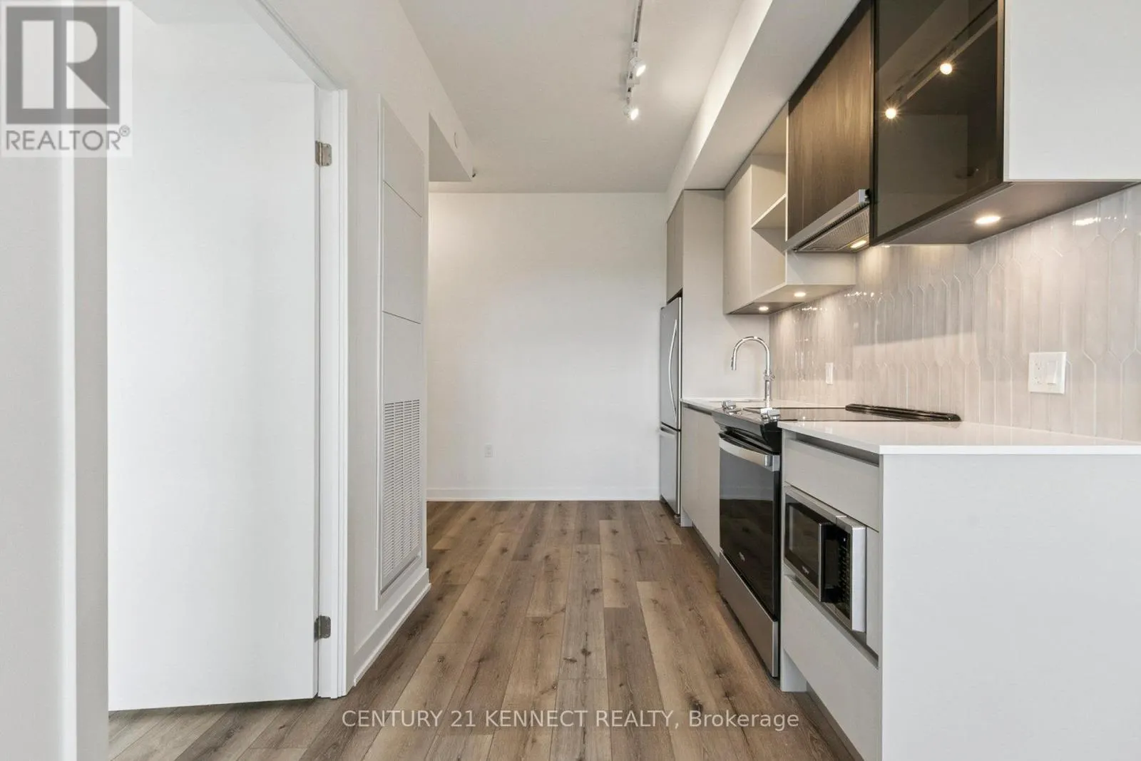 628 - 395 DUNDAS STREET W