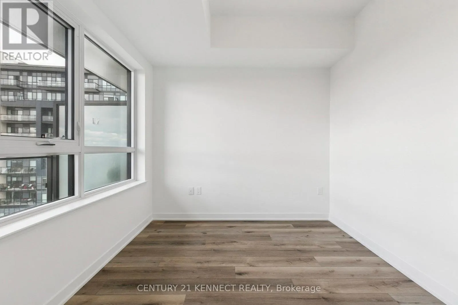 628 - 395 DUNDAS STREET W