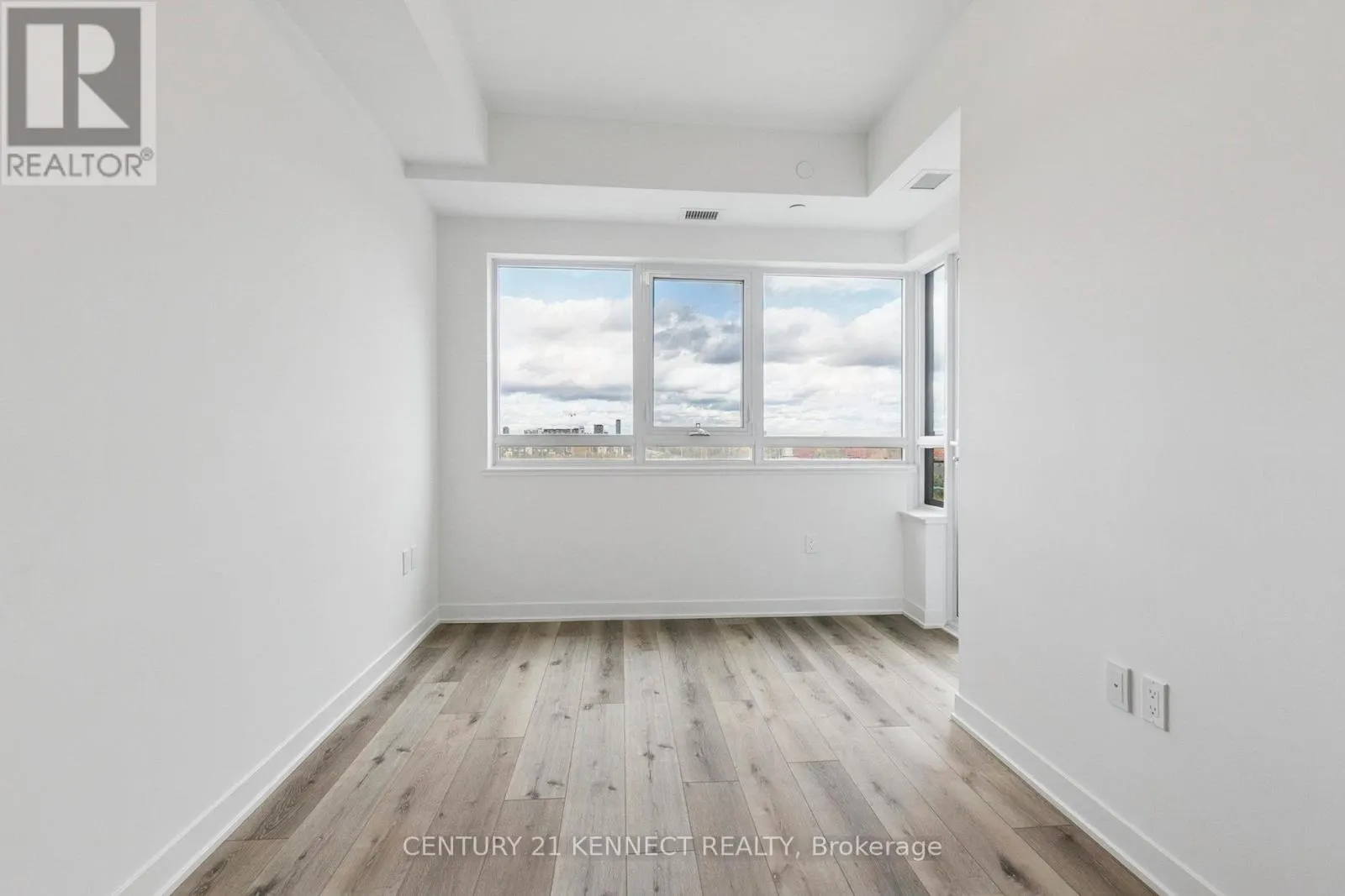 628 - 395 DUNDAS STREET W