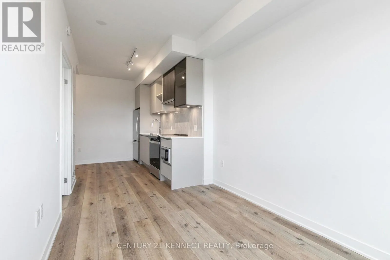 628 - 395 DUNDAS STREET W