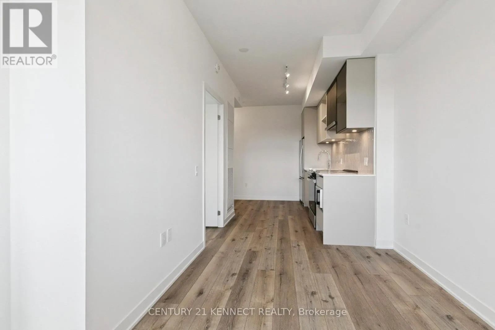 628 - 395 DUNDAS STREET W