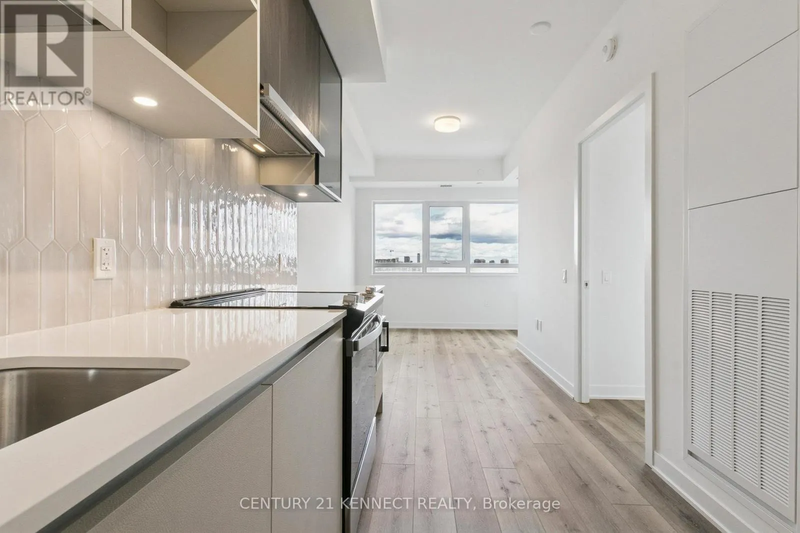 628 - 395 DUNDAS STREET W