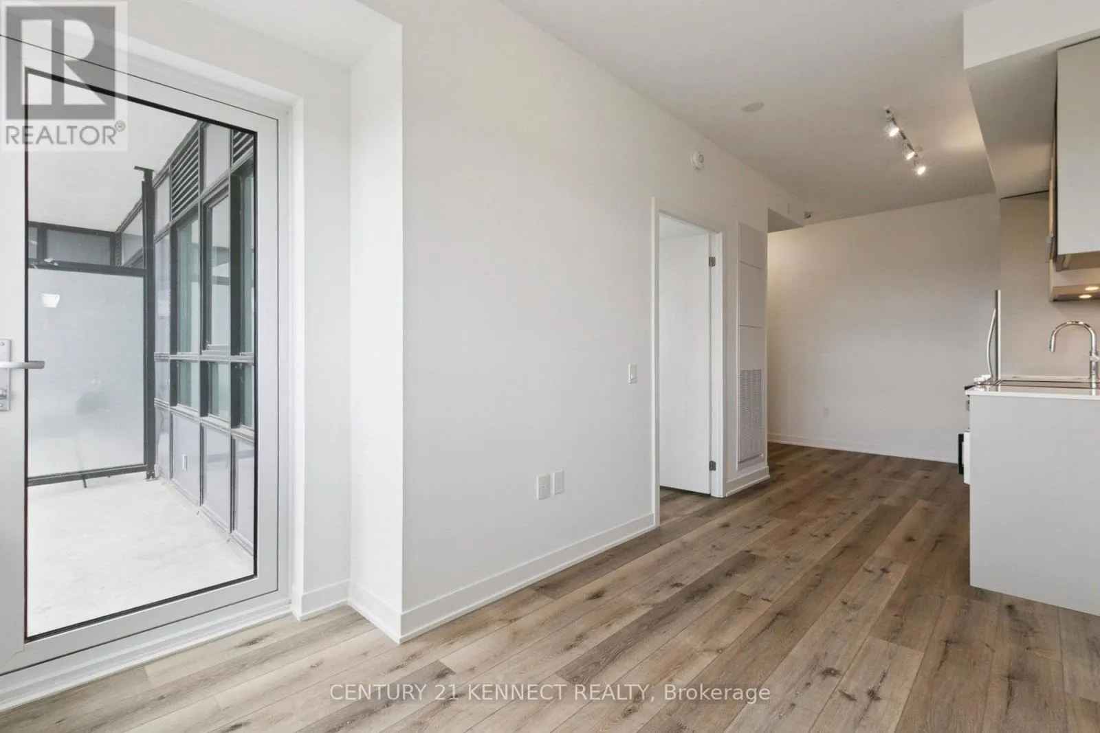 628 - 395 DUNDAS STREET W