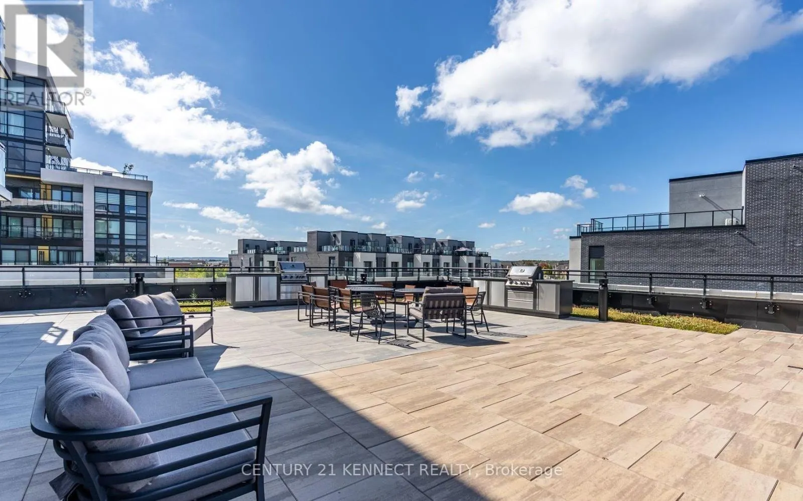 628 - 395 DUNDAS STREET W