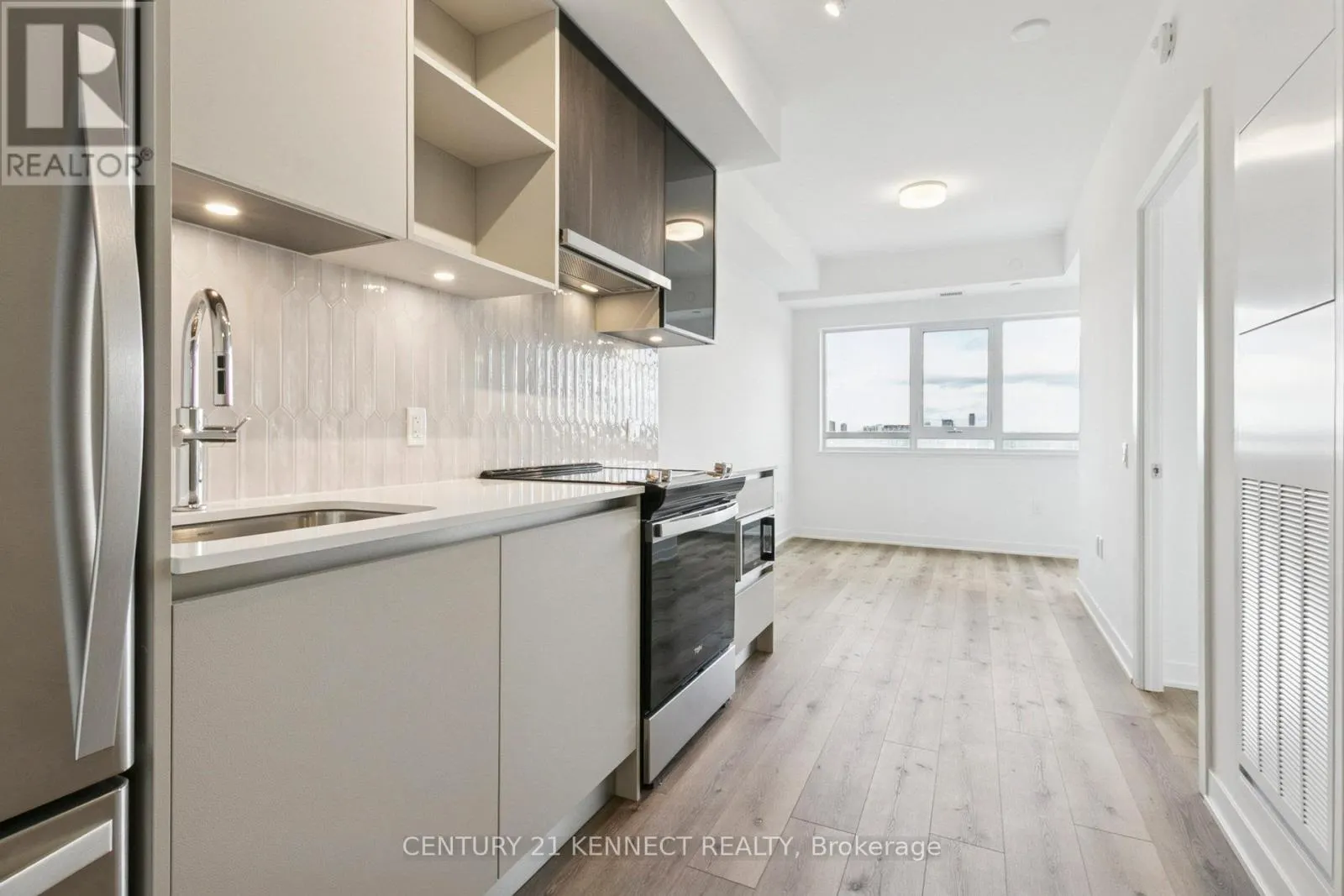 628 - 395 DUNDAS STREET W