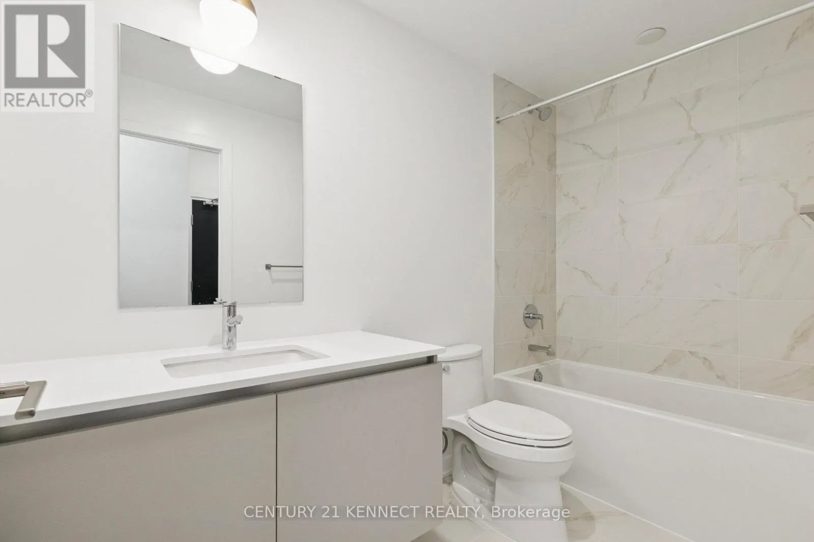 628 - 395 DUNDAS STREET W