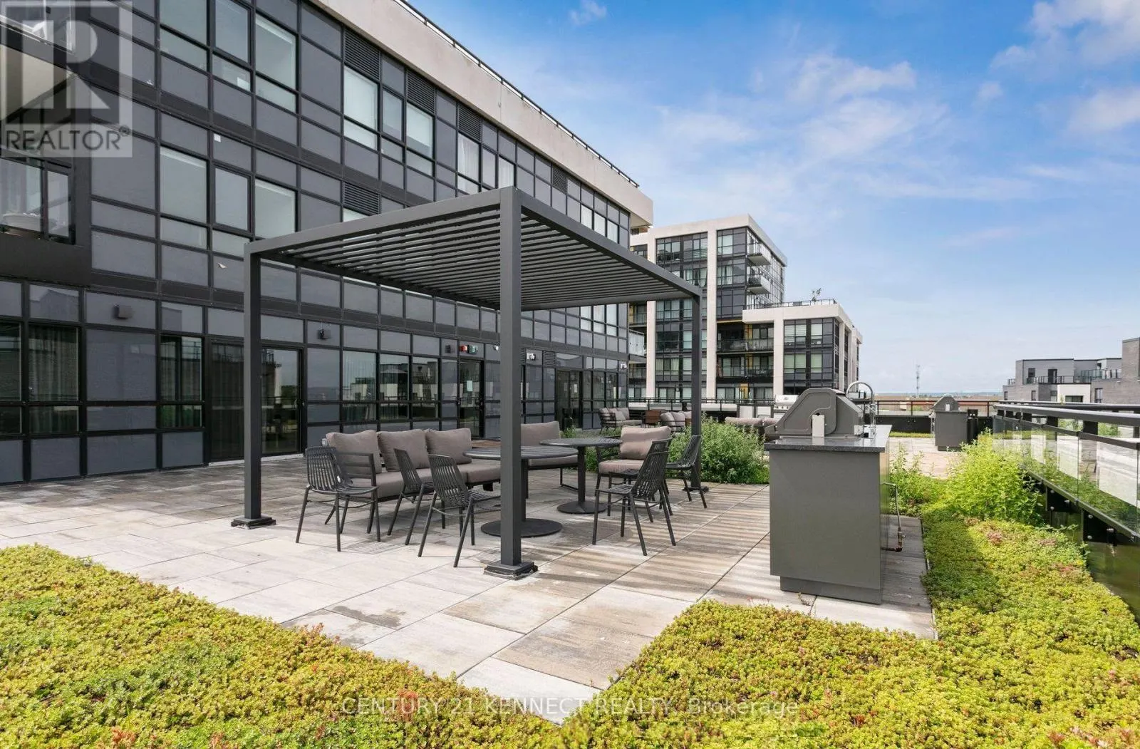 628 - 395 DUNDAS STREET W