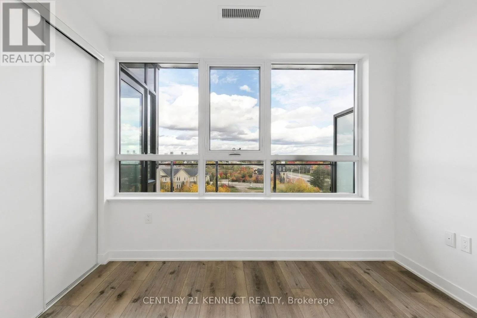 628 - 395 DUNDAS STREET W