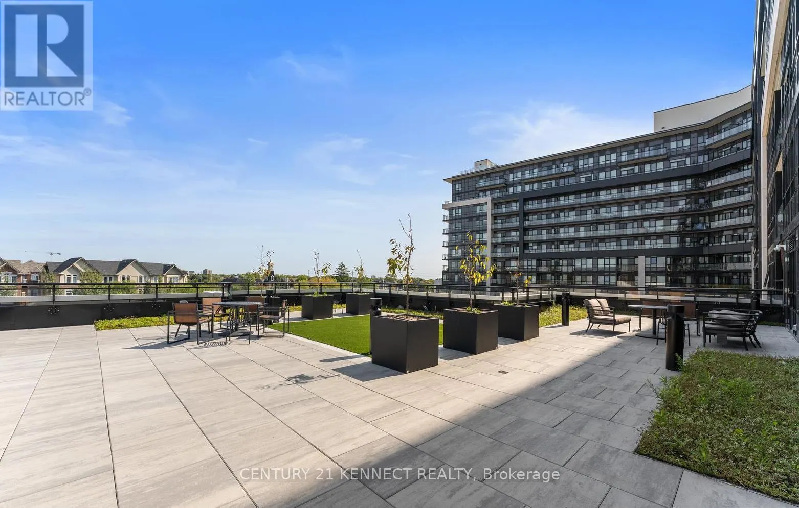 628 - 395 DUNDAS STREET W