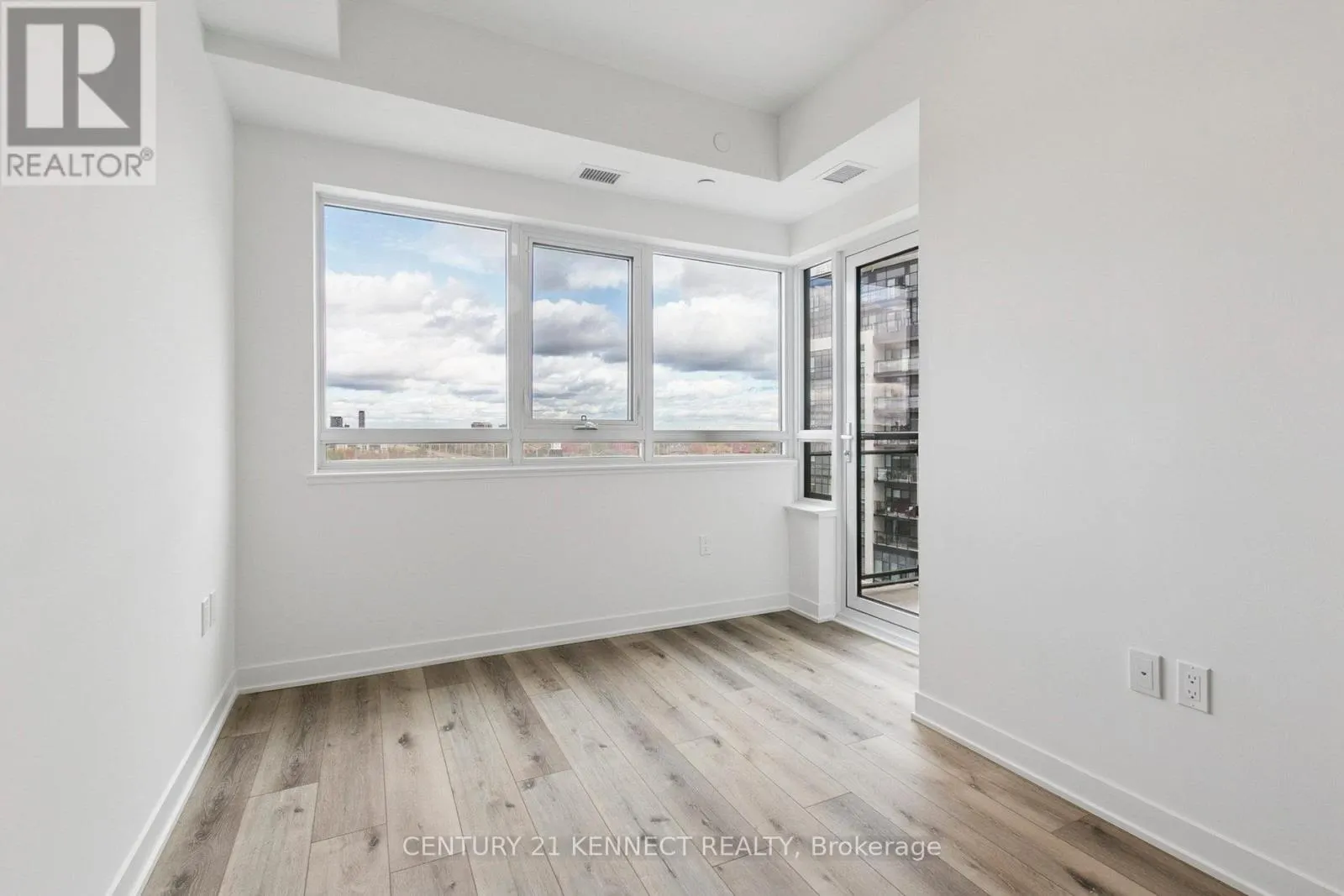 628 - 395 DUNDAS STREET W