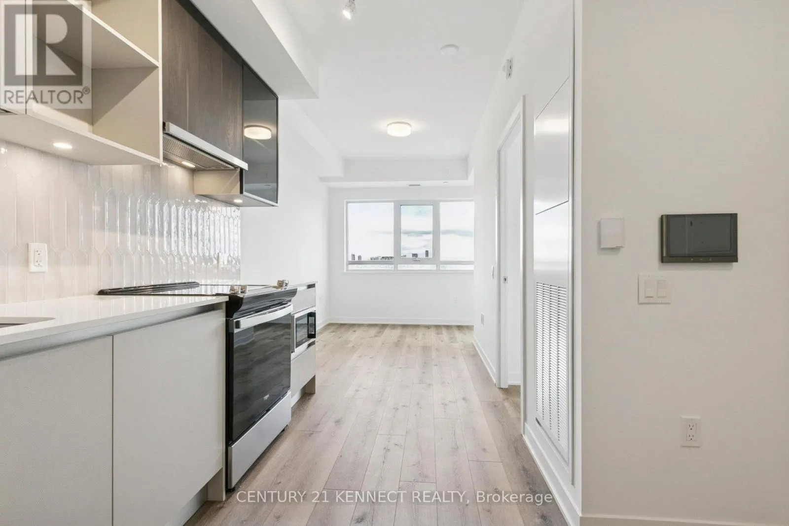 628 - 395 DUNDAS STREET W