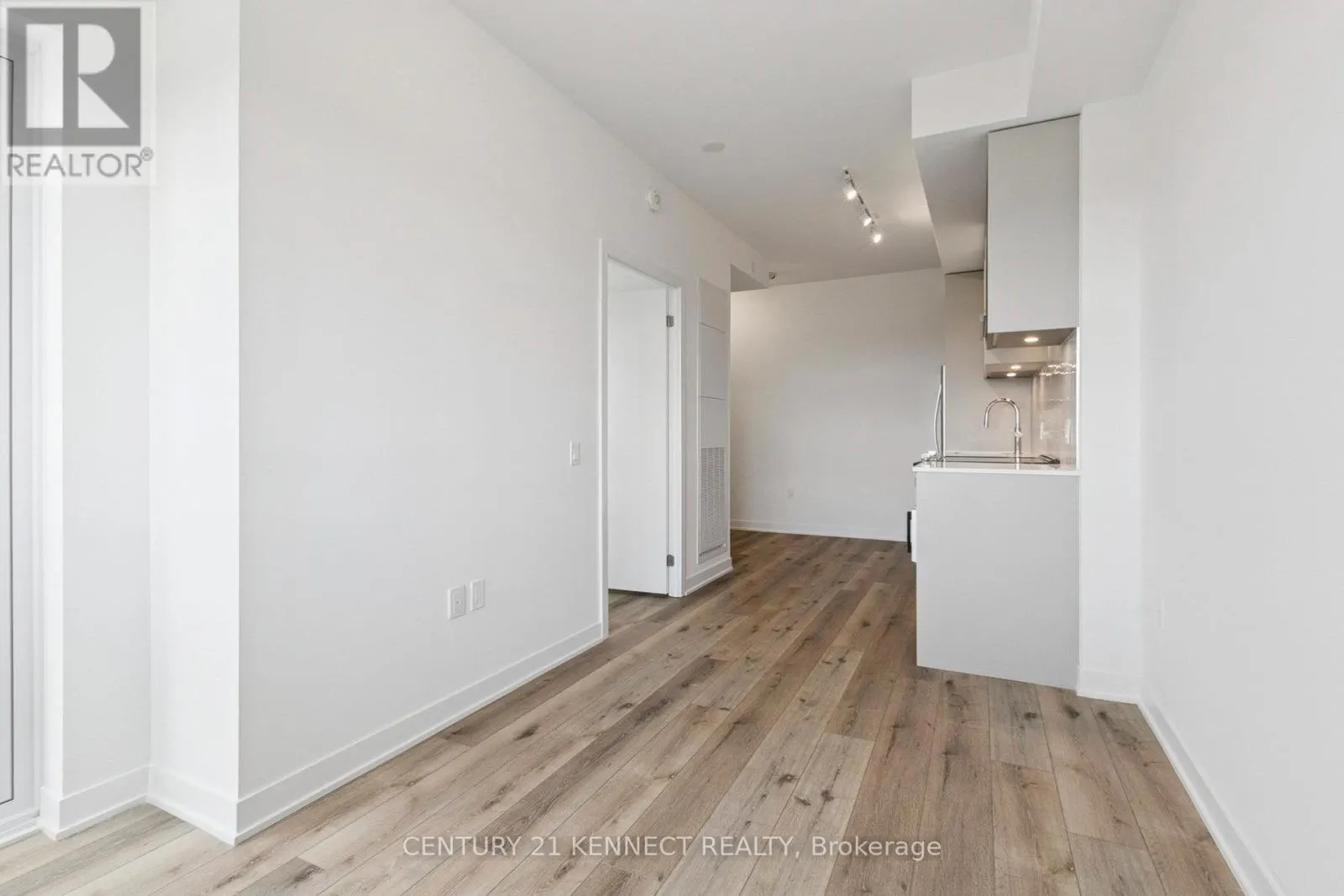 628 - 395 DUNDAS STREET W