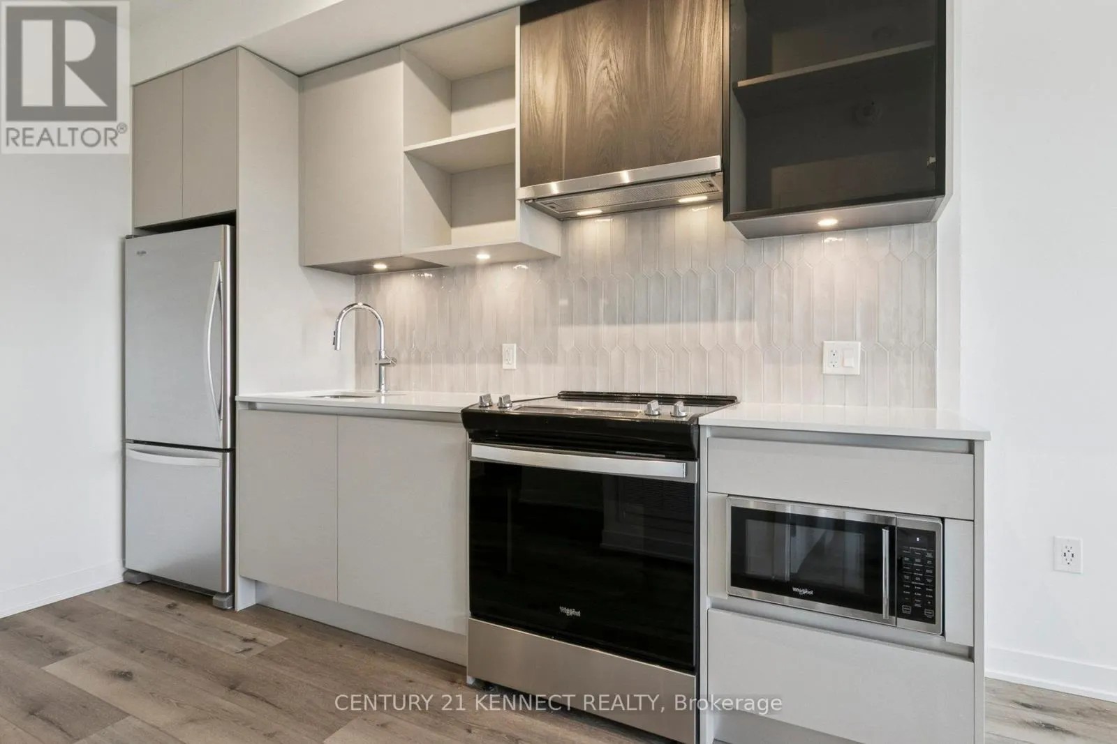 628 - 395 DUNDAS STREET W