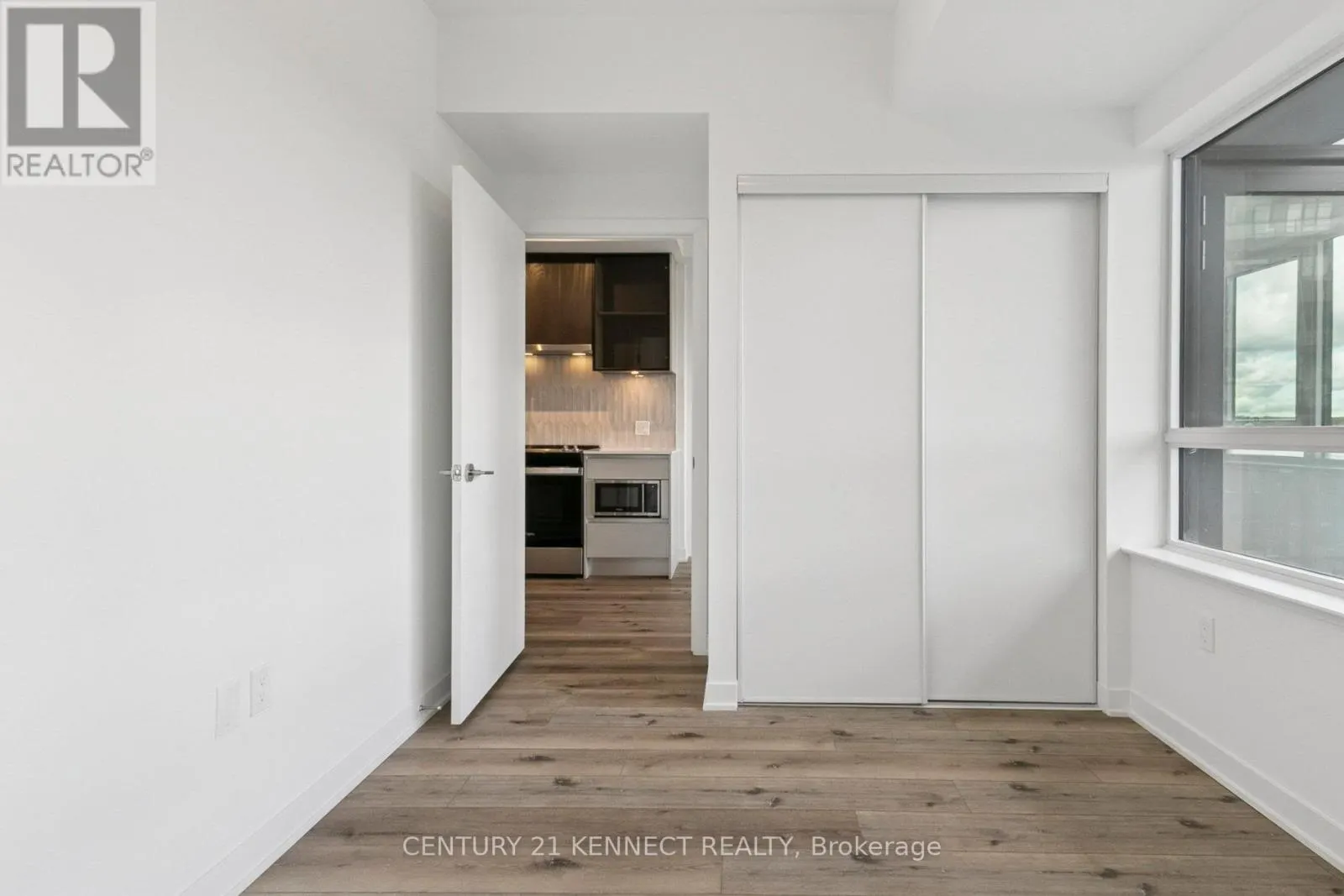 628 - 395 DUNDAS STREET W