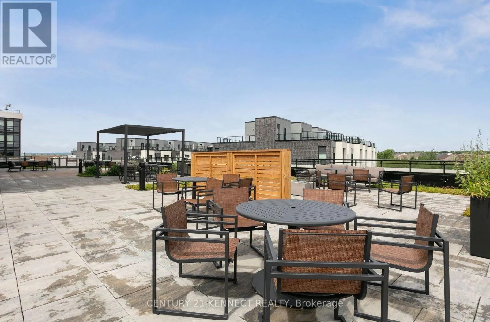 628 - 395 DUNDAS STREET W