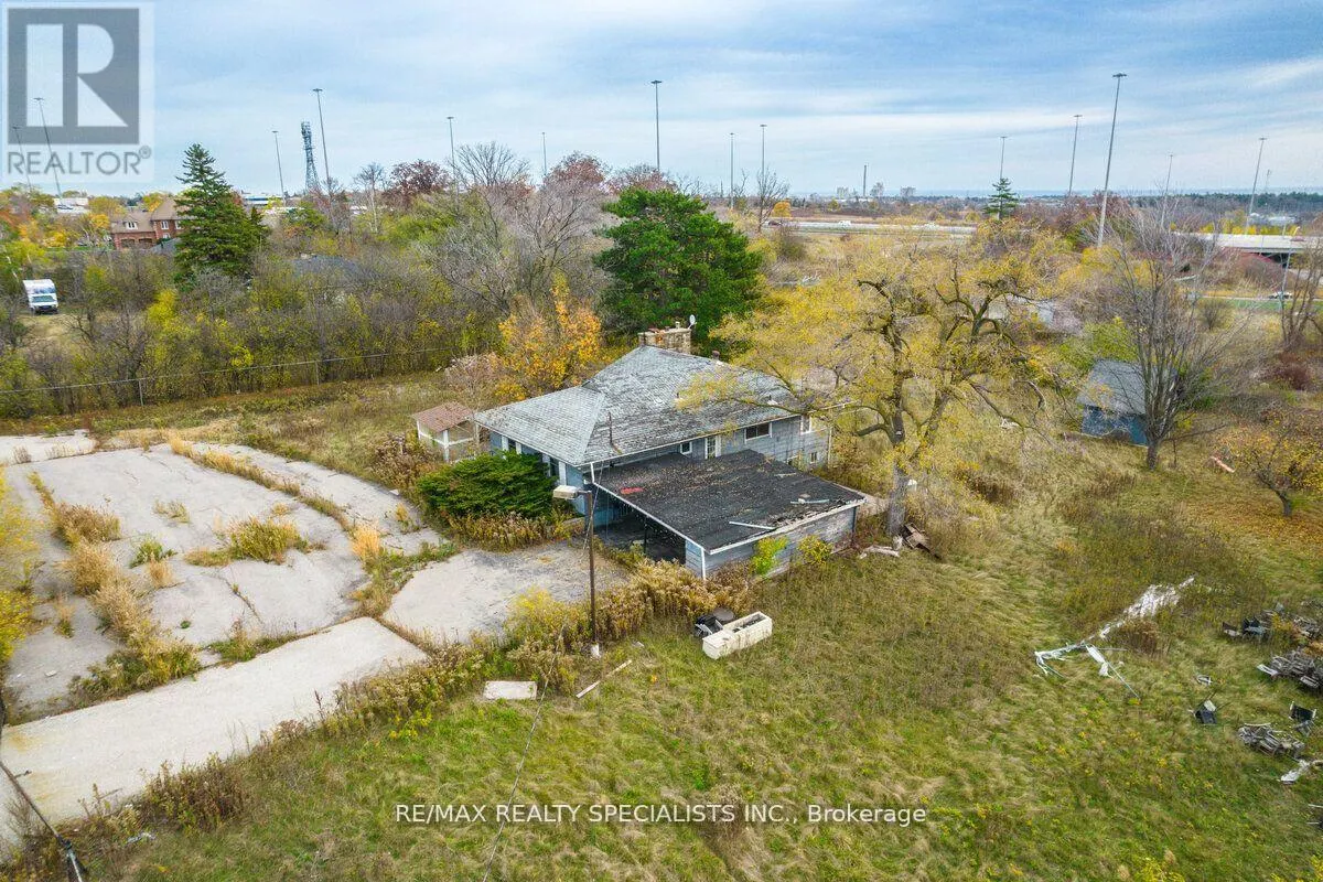 2036 UPPER MIDDLE ROAD E