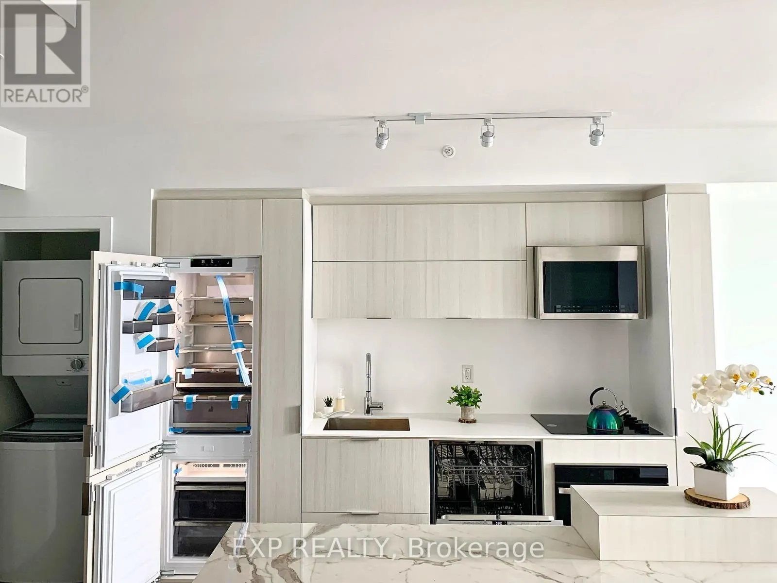 806 - 370 MARTHA STREET