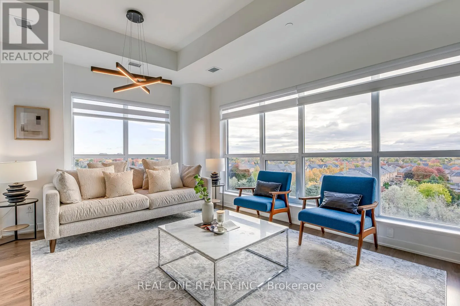 526 - 405 DUNDAS STREET W