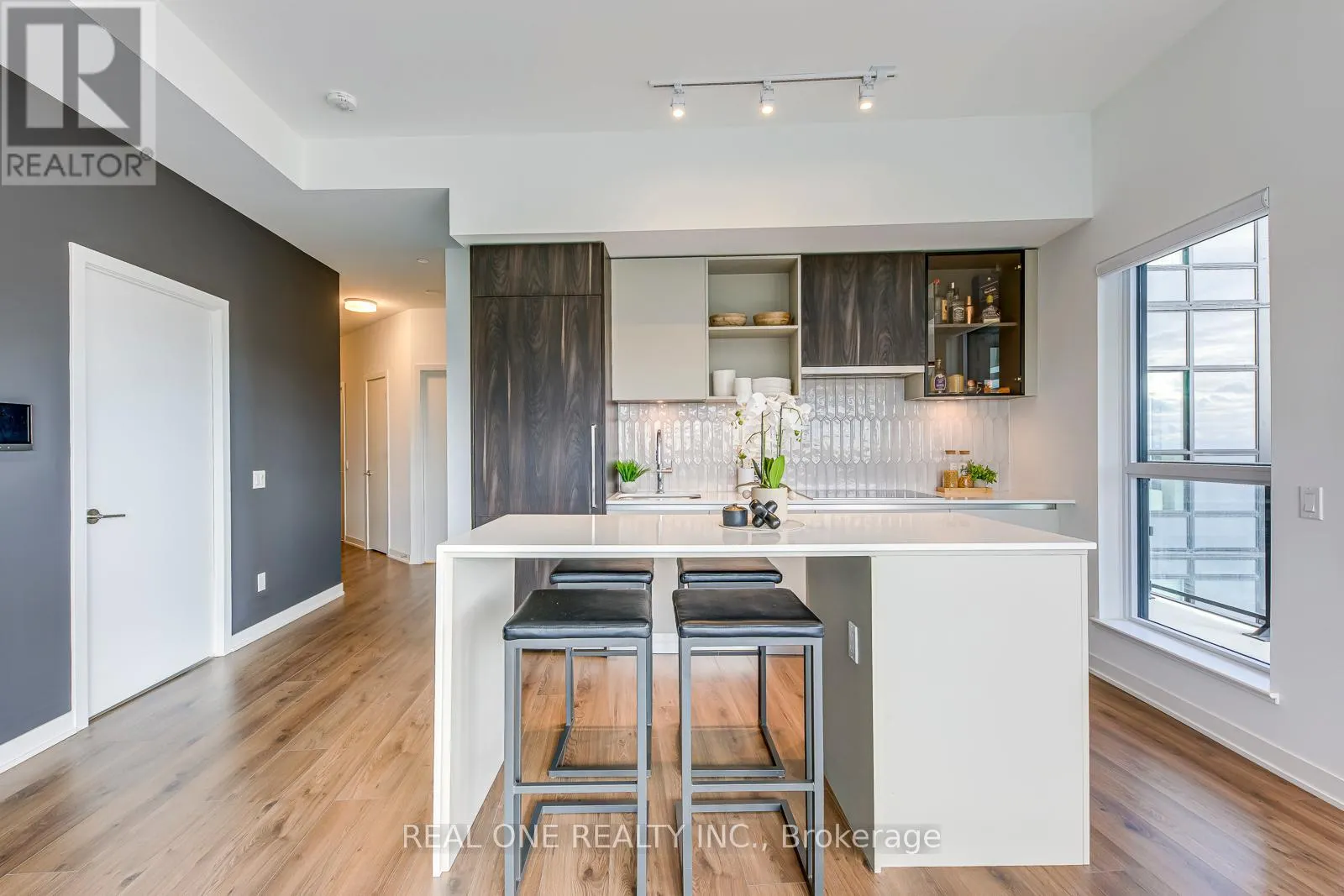 526 - 405 DUNDAS STREET W