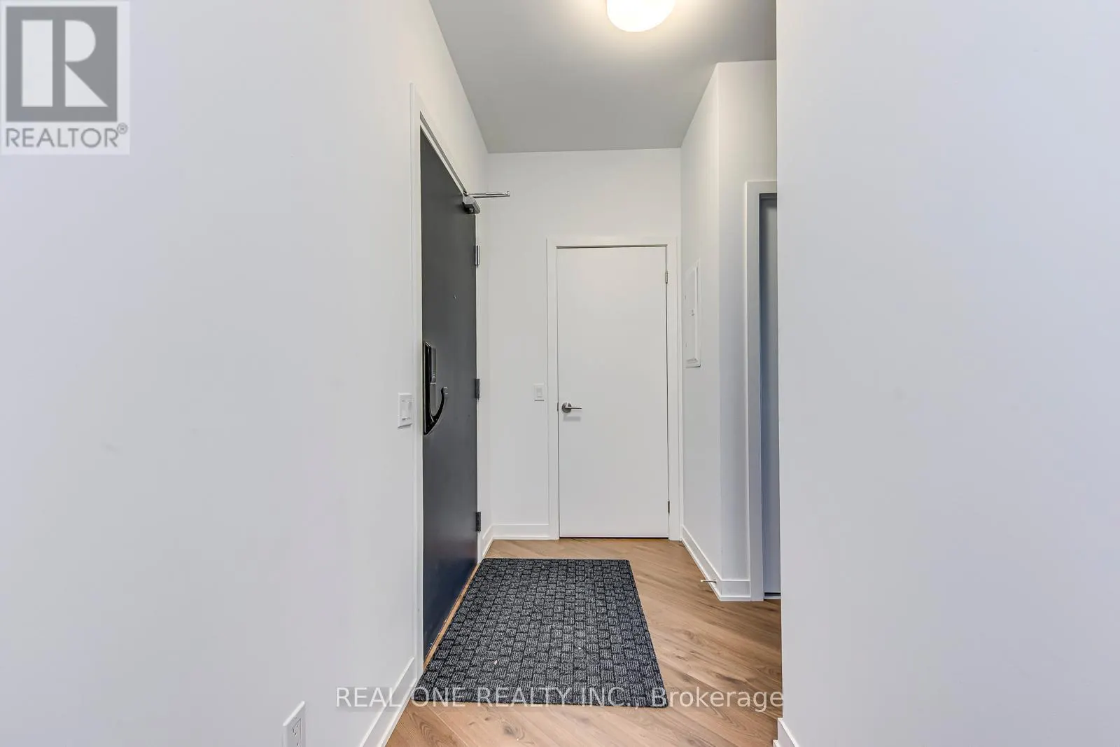 526 - 405 DUNDAS STREET W