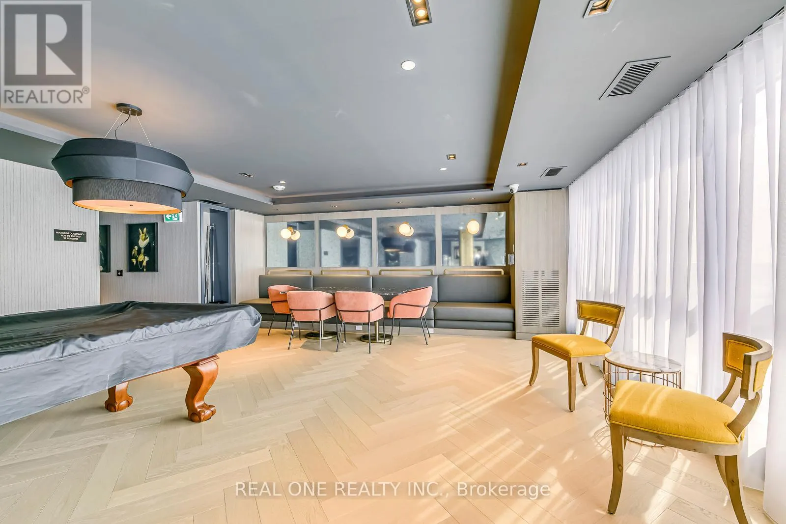 526 - 405 DUNDAS STREET W