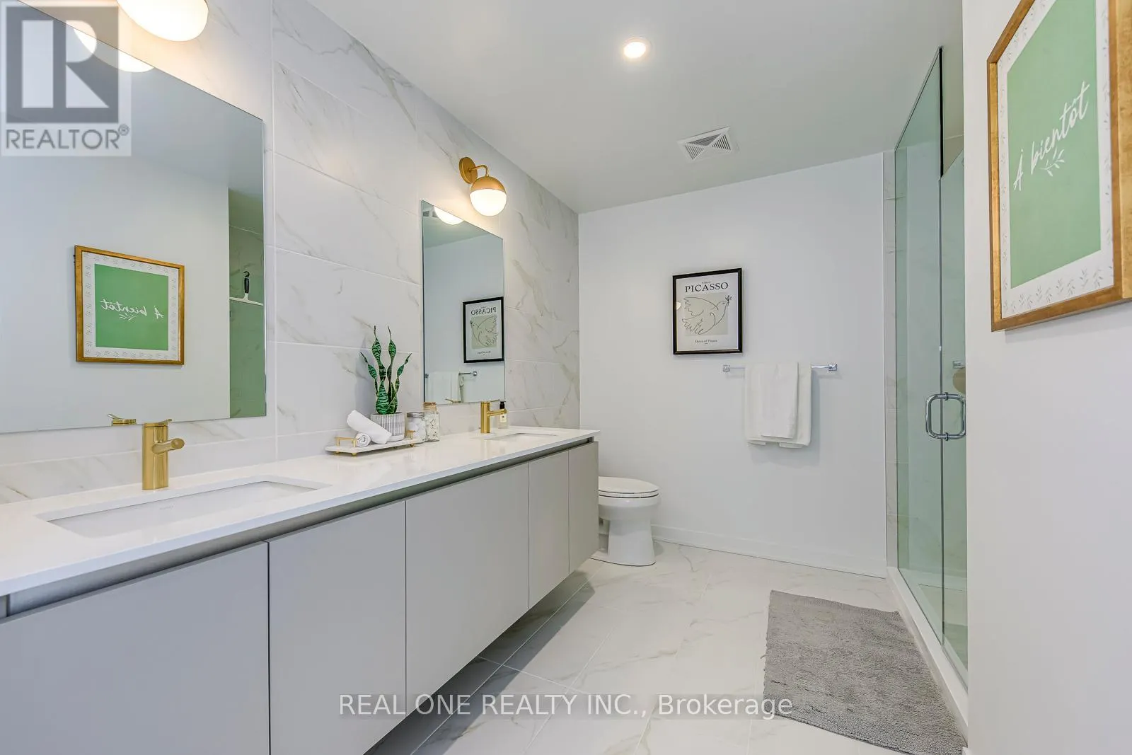 526 - 405 DUNDAS STREET W