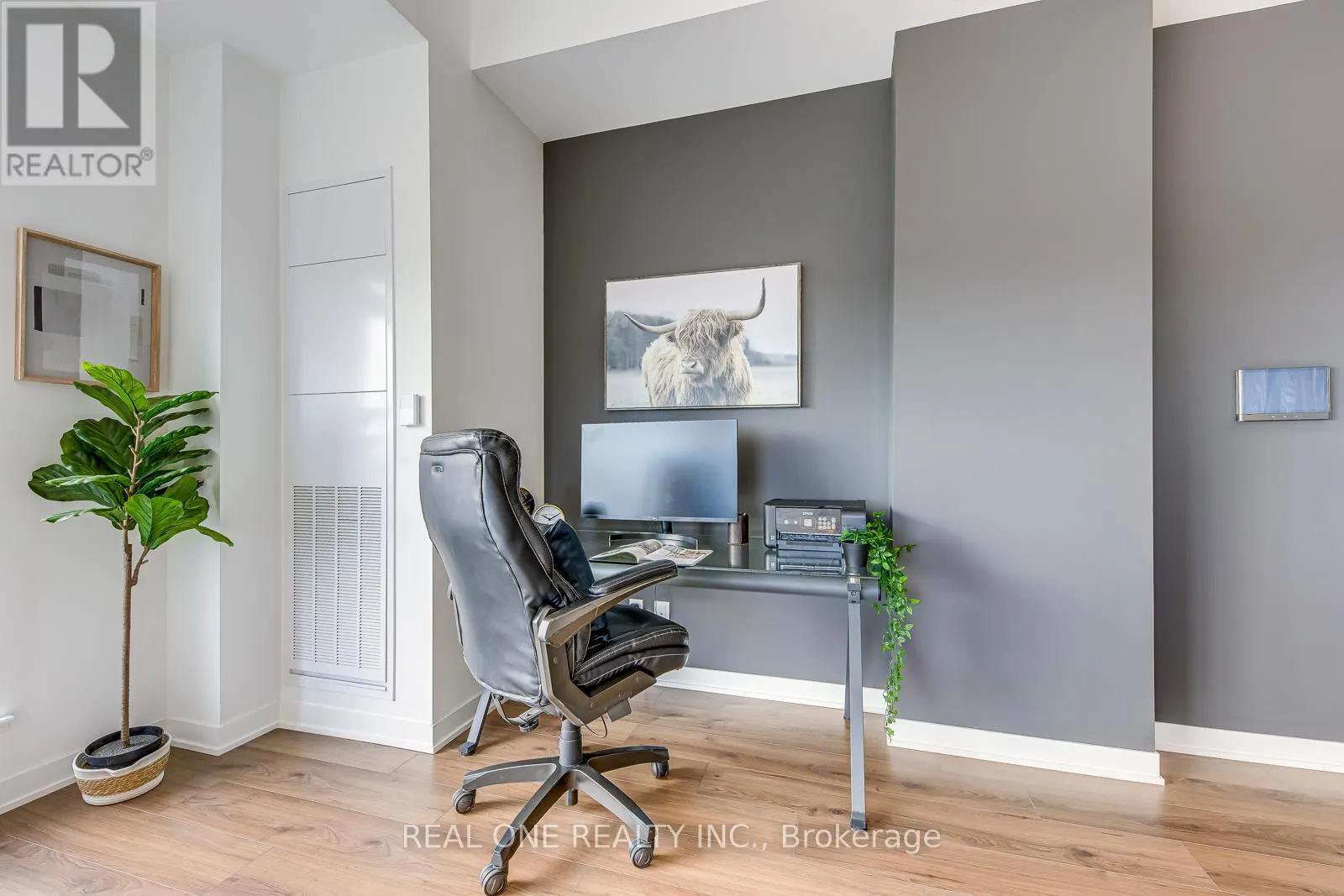 526 - 405 DUNDAS STREET W