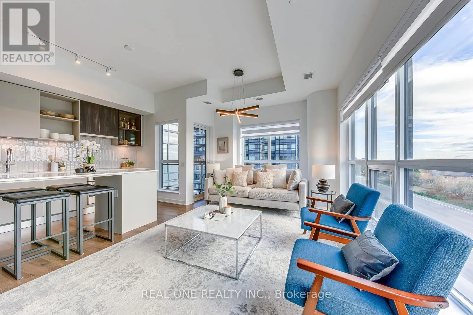 526 - 405 DUNDAS STREET W