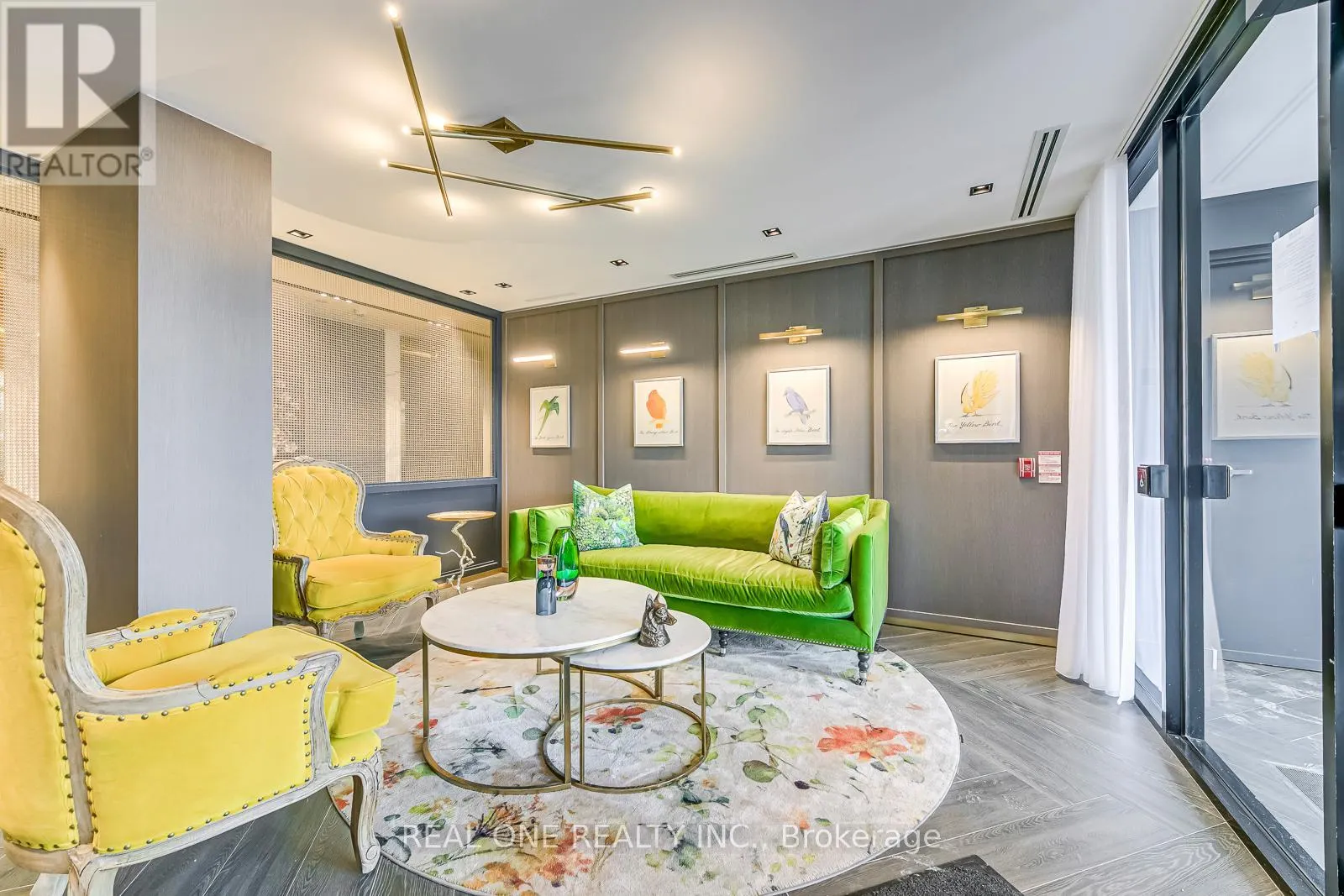 526 - 405 DUNDAS STREET W