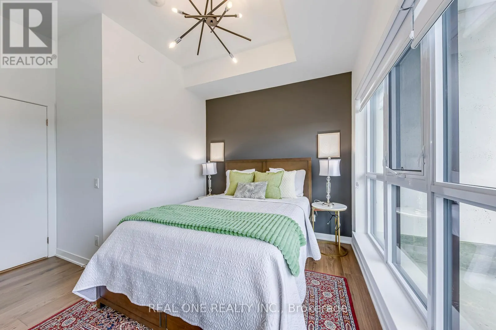 526 - 405 DUNDAS STREET W