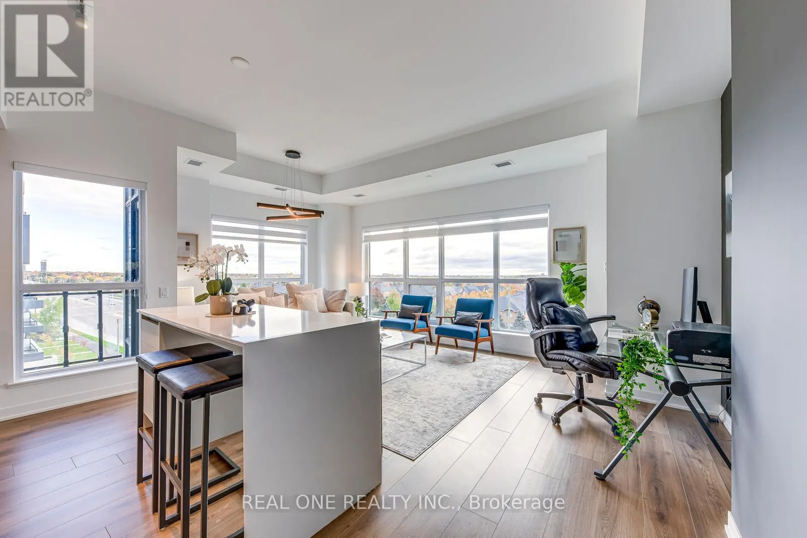 526 - 405 DUNDAS STREET W