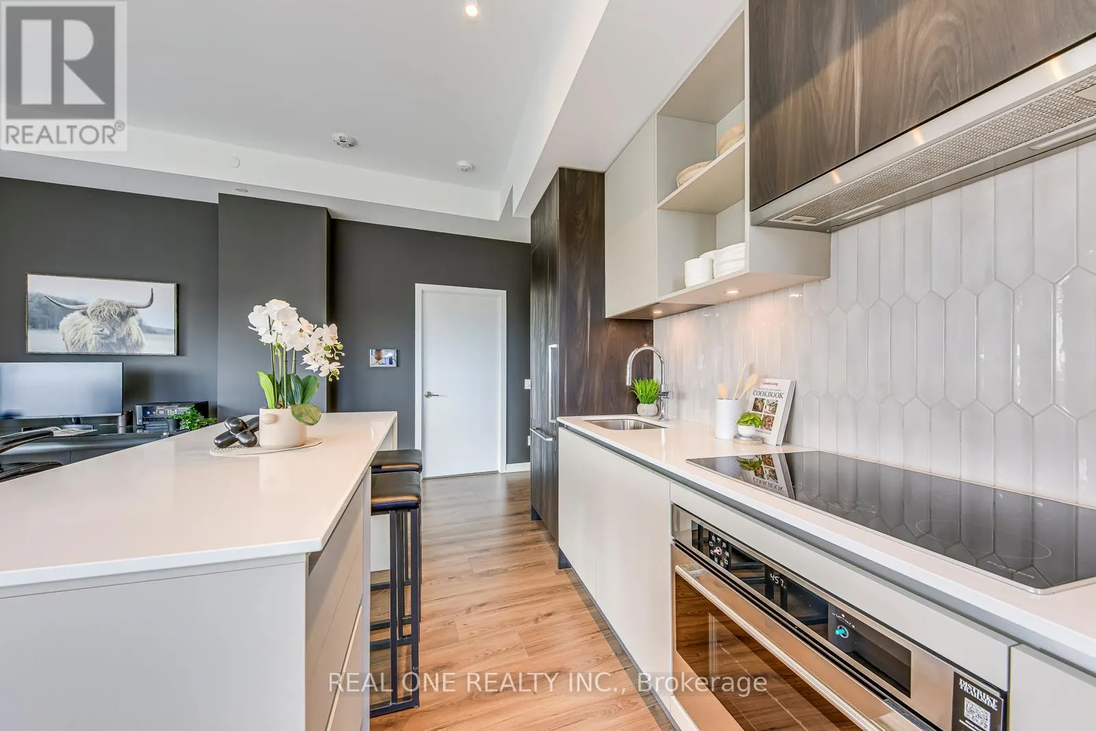 526 - 405 DUNDAS STREET W