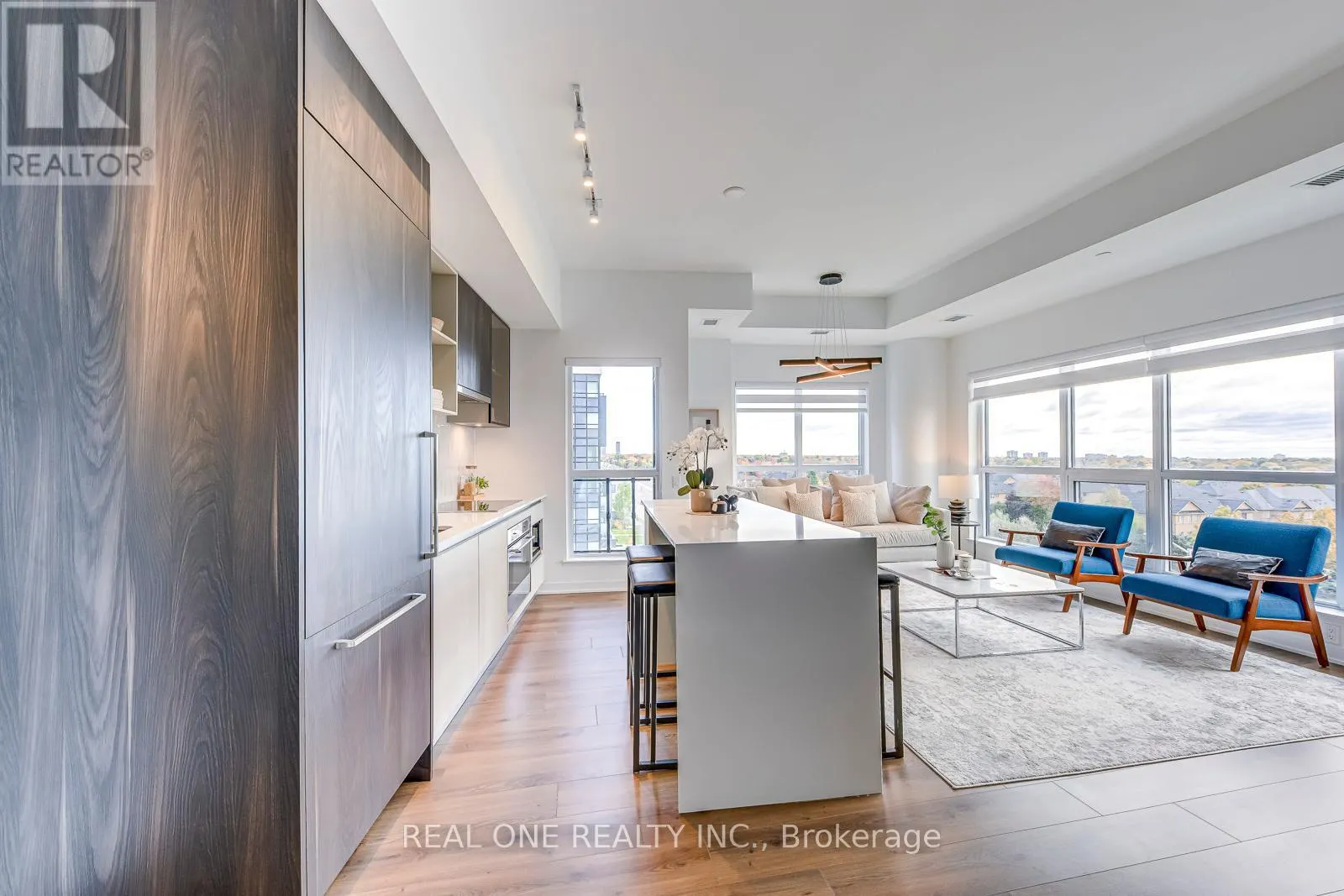 526 - 405 DUNDAS STREET W