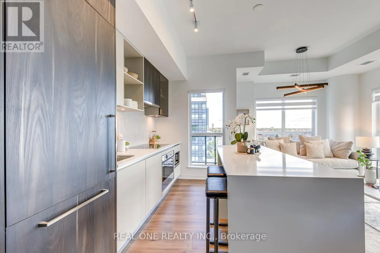 526 - 405 DUNDAS STREET W