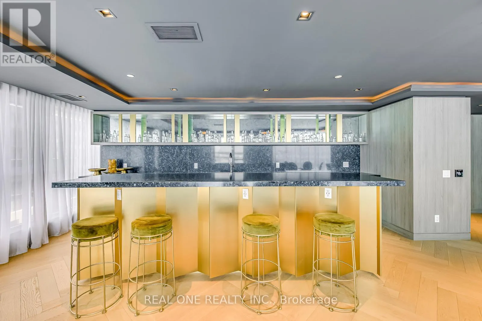 526 - 405 DUNDAS STREET W