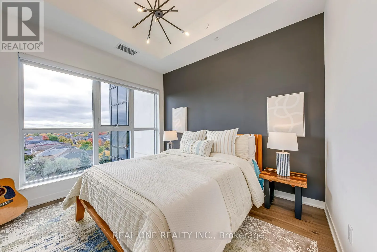 526 - 405 DUNDAS STREET W