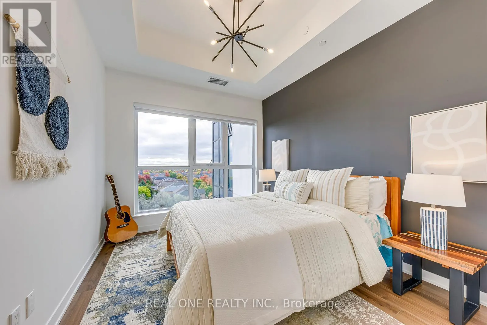 526 - 405 DUNDAS STREET W