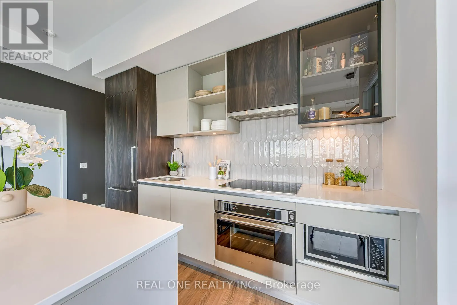 526 - 405 DUNDAS STREET W