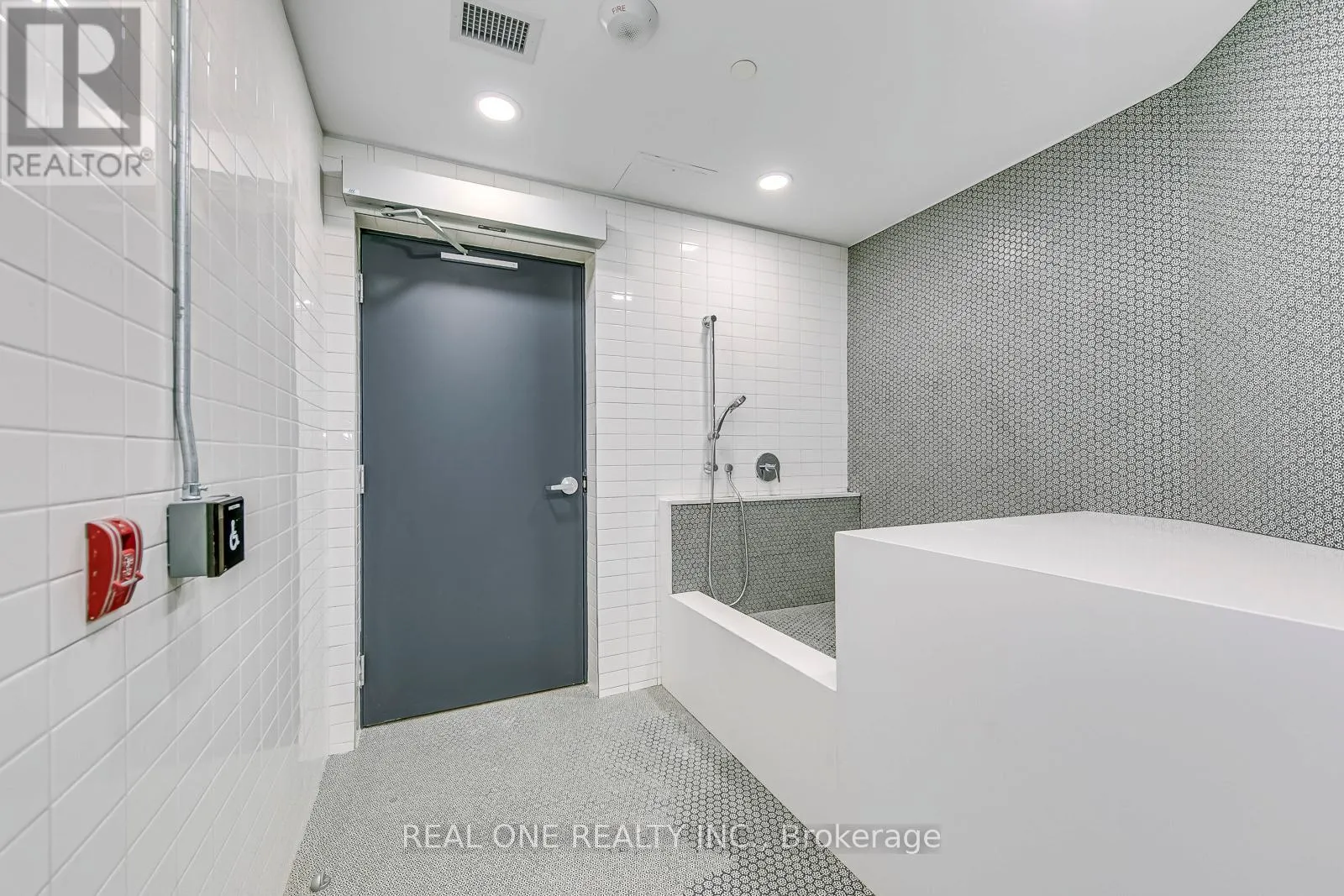 526 - 405 DUNDAS STREET W