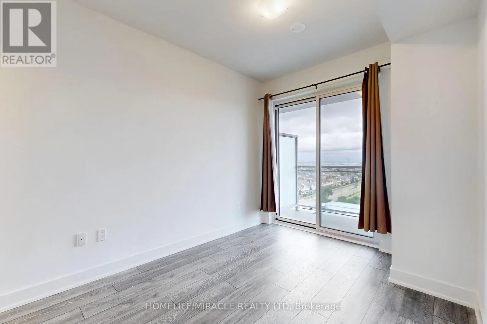 1106 - 1050 MAIN STREET E