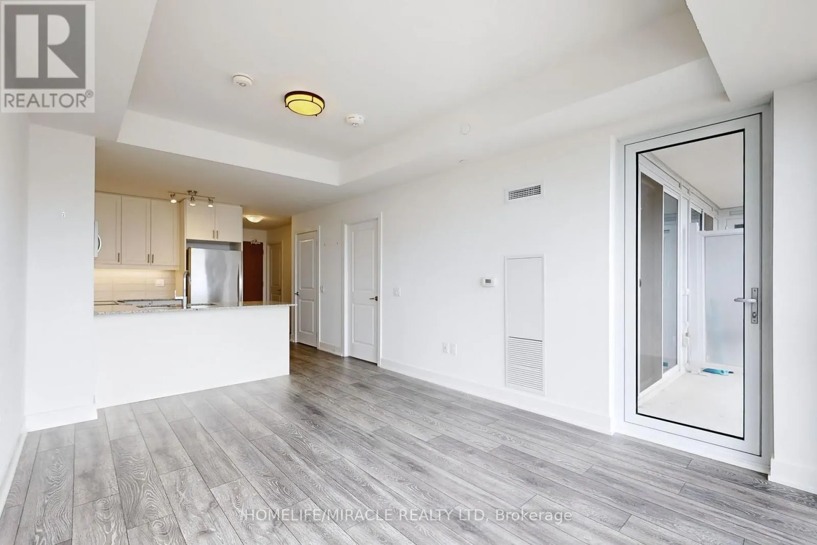 1106 - 1050 MAIN STREET E